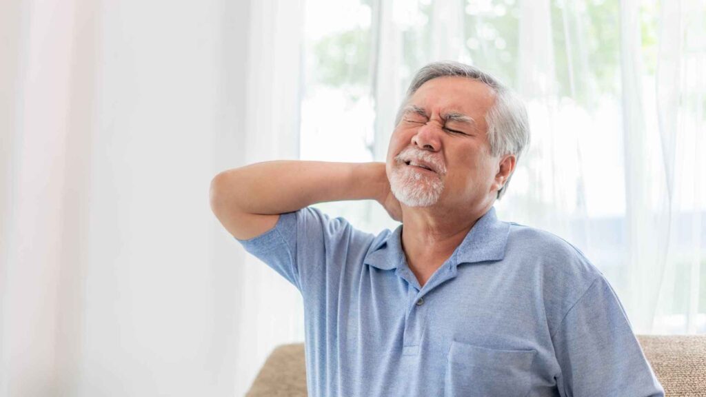 Cervicalgia crónica: cómo tratarla en adultos mayores